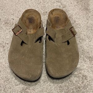Birkenstock Boston Clog in Taupe